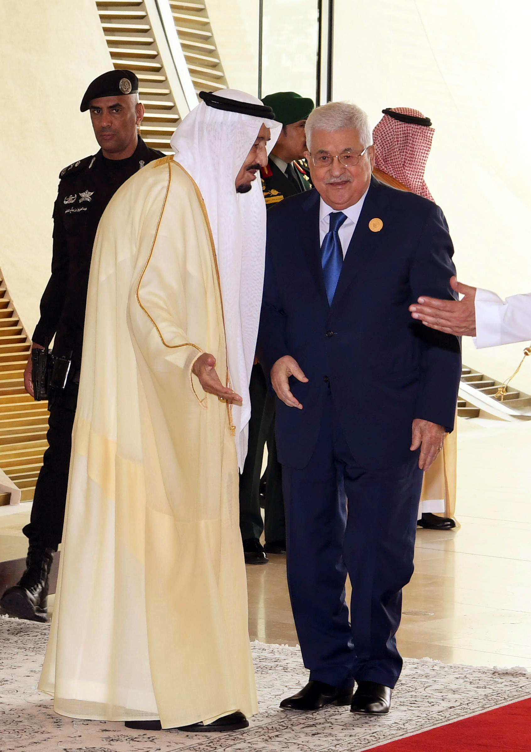 العاهل السعودى والرئيس الفلسطينى فى القمة العربية