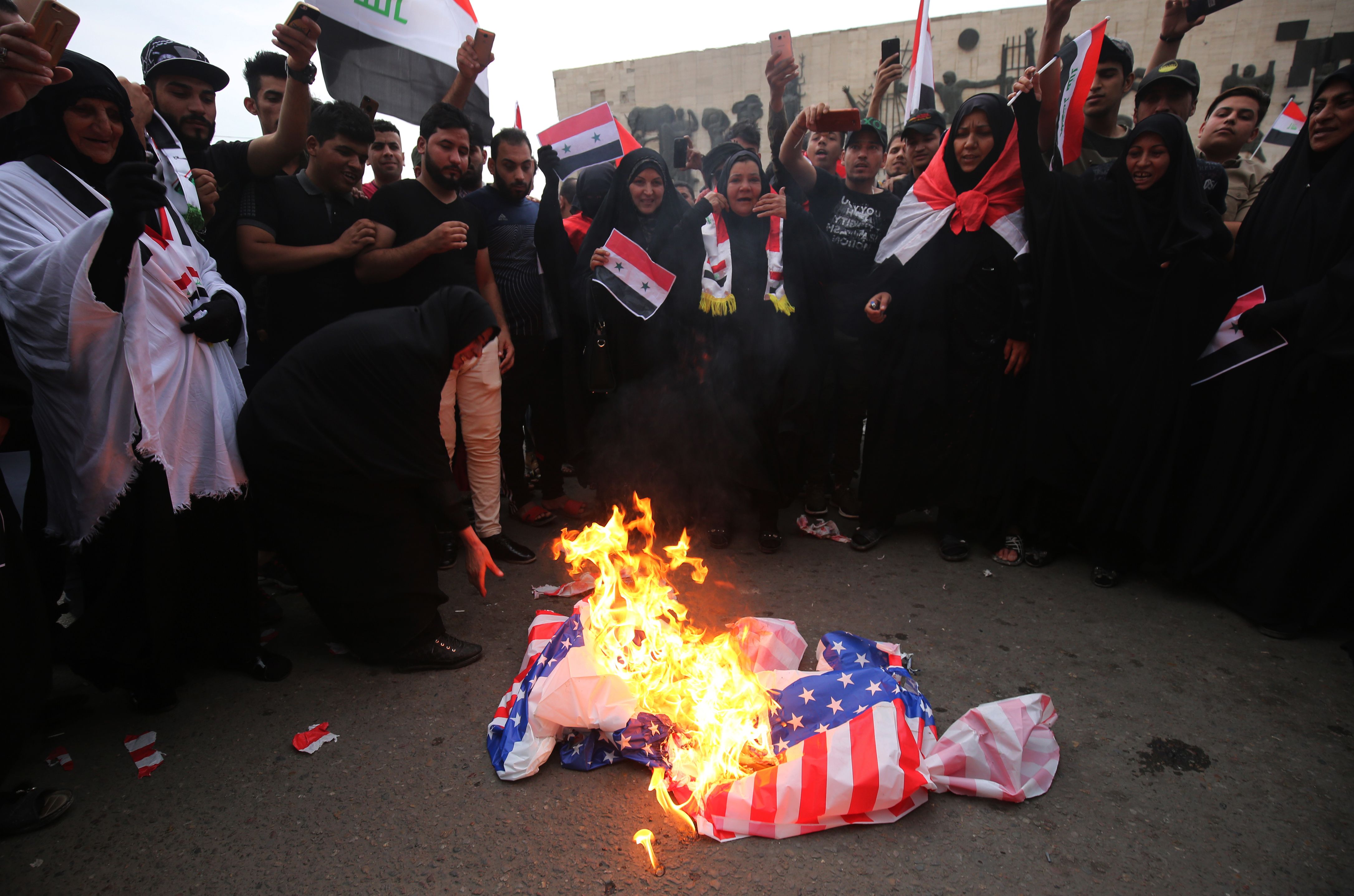 حرق العلم الأمريكى خلال تظاهرة فى بغداد