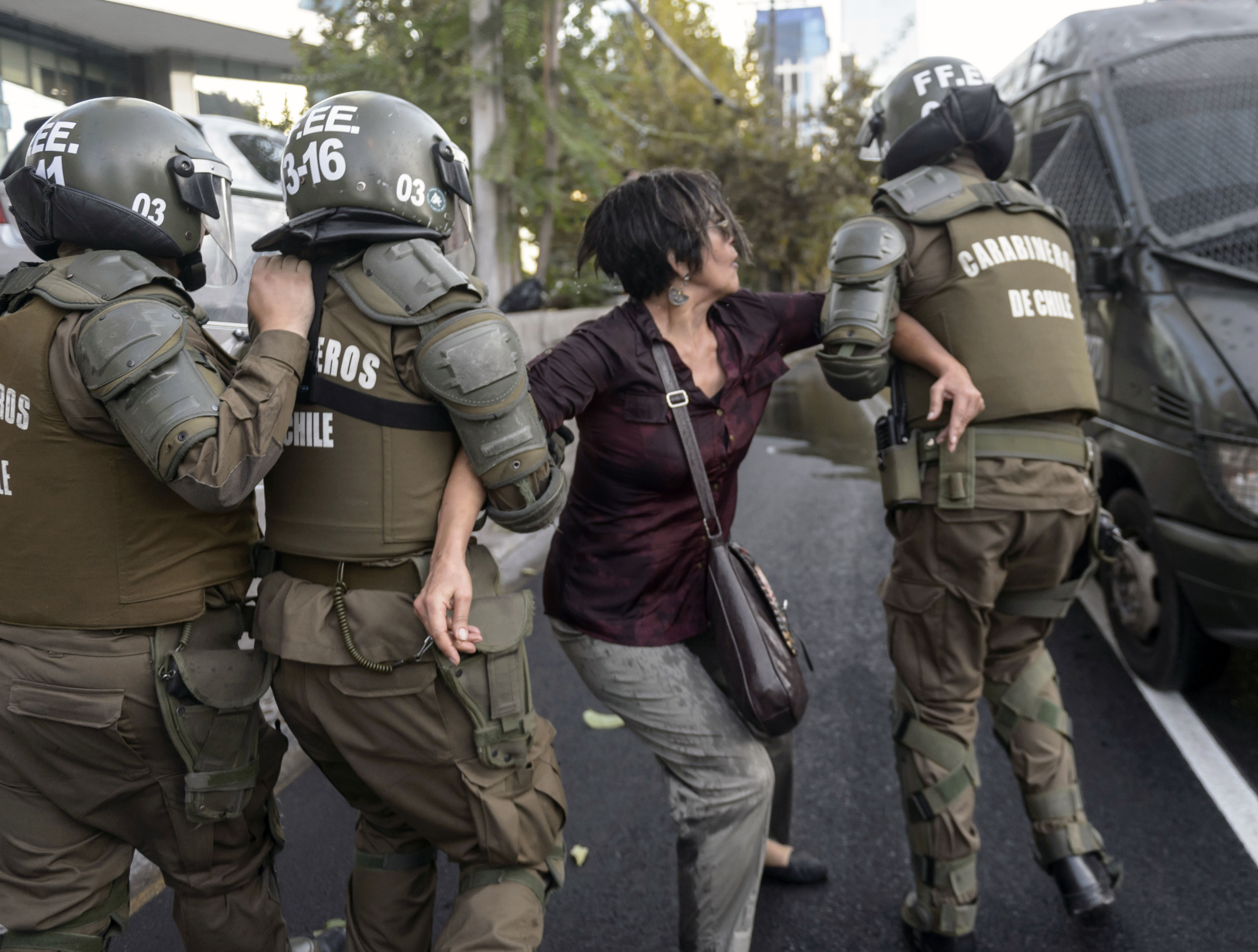 اعتقال إحدى المتظاهرات