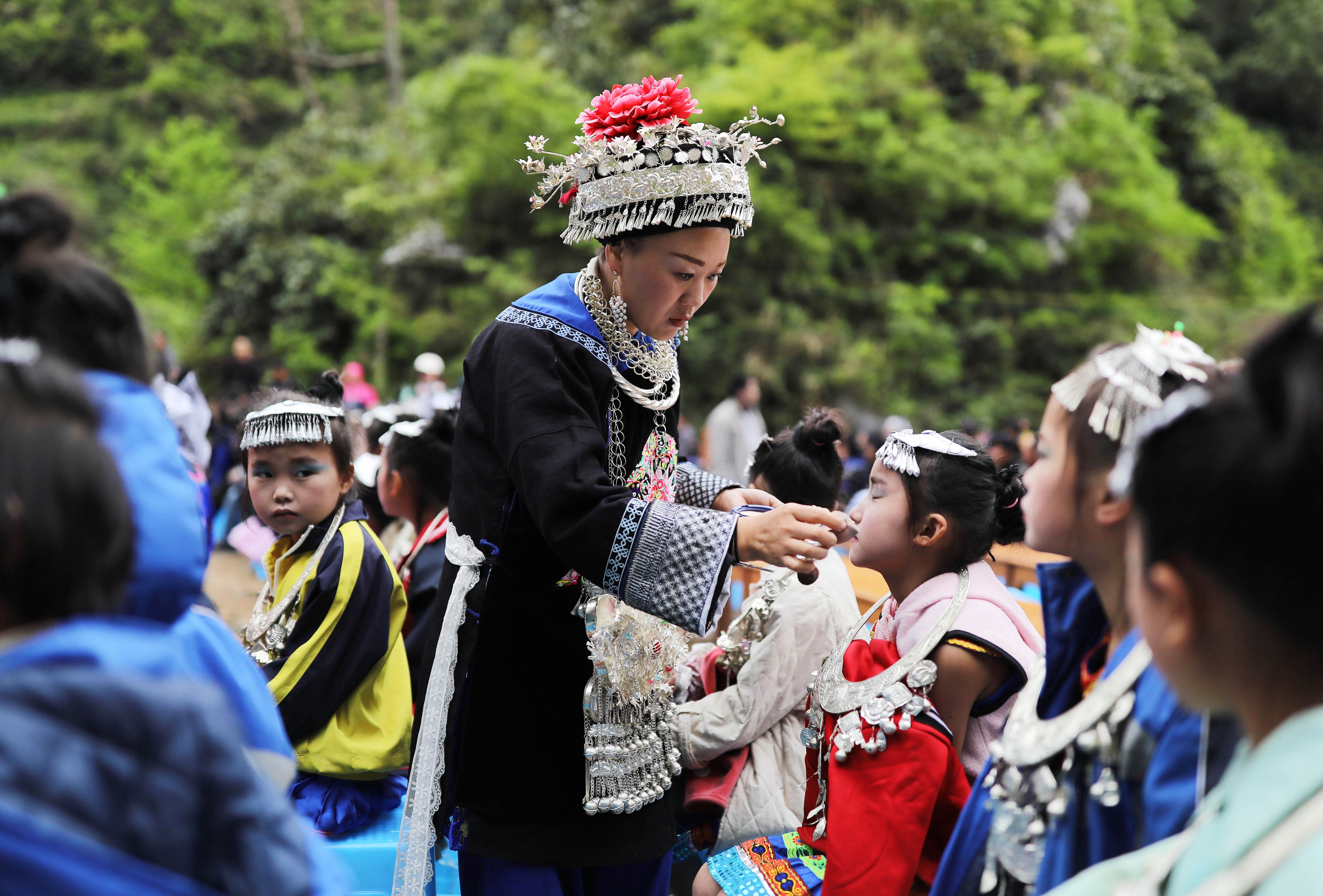 الأطفال يشاركون فى احتفالات أقلية مياو بالصين
