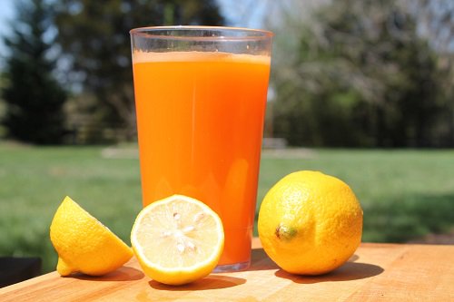 عصير الليمون والبرتقال لعلاج النقرس