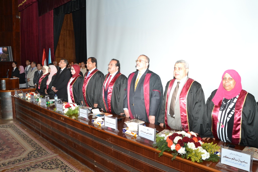 محافظ الغربية ورئيس جامعة طنطا خلال حفل التخرج (4)