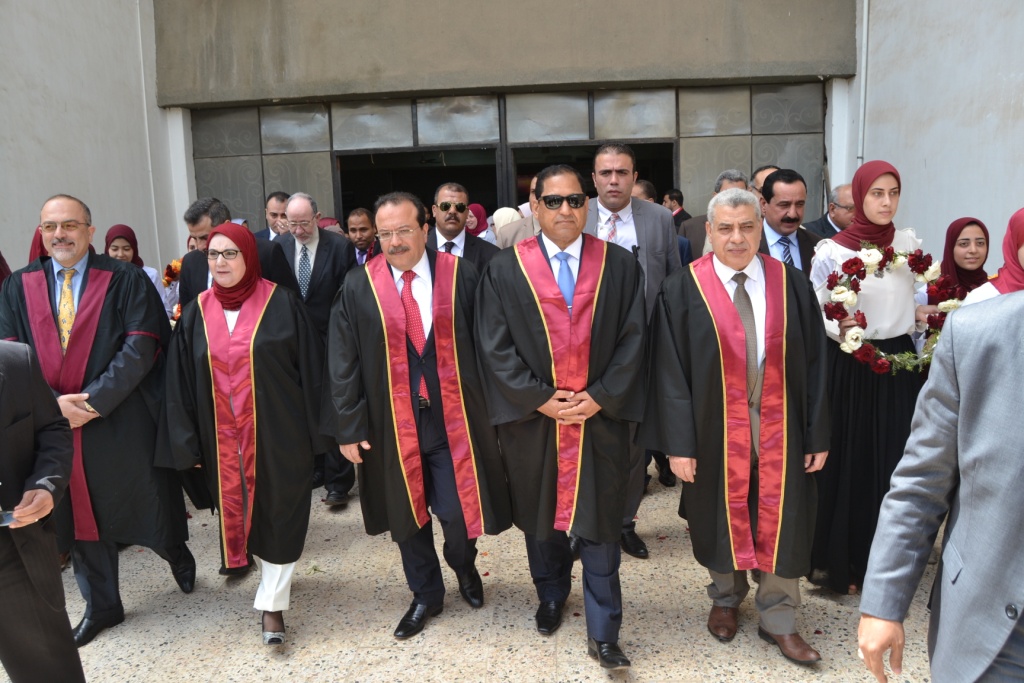 محافظ الغربية ورئيس جامعة طنطا خلال حفل التخرج (2)