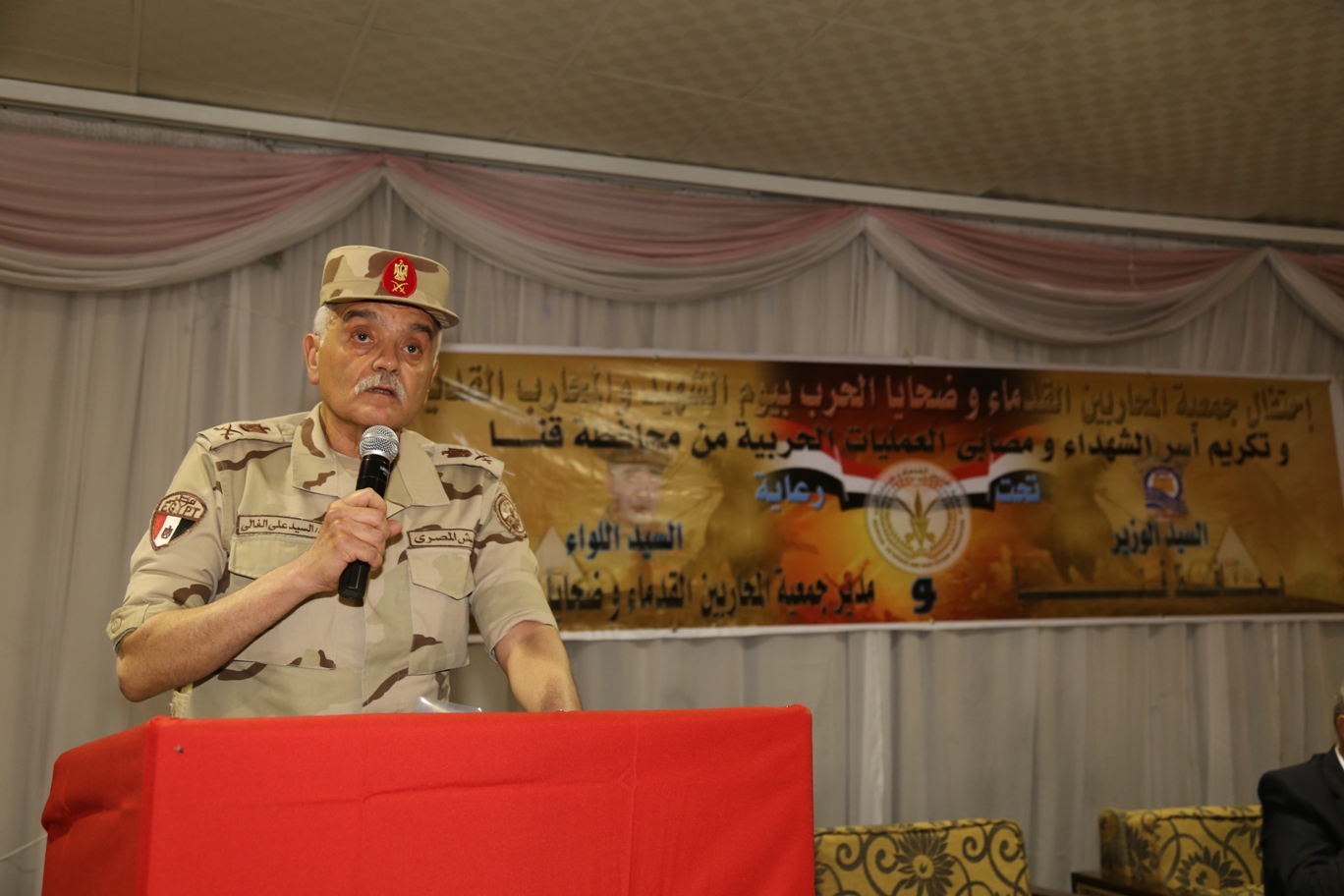 محافظ قنا ومدير جمعية المحاربين خلال حفل التكريم (20)