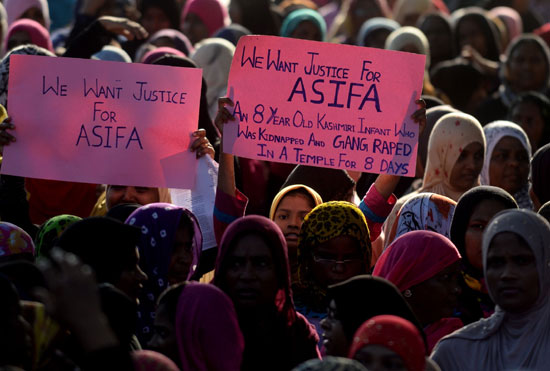  فتيات يتظاهرن فى الهند 