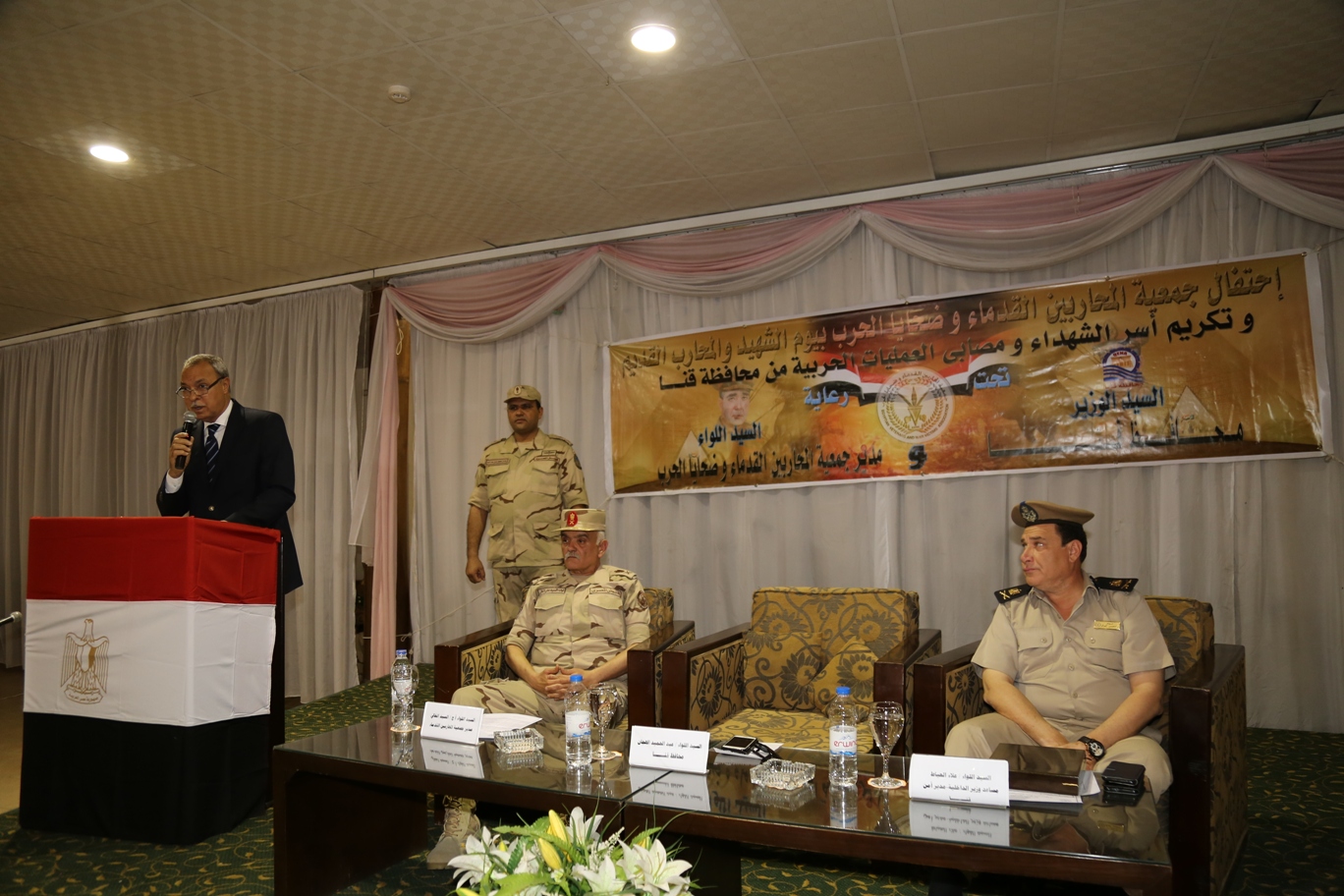 محافظ قنا ومدير جمعية المحاربين خلال حفل التكريم (2)