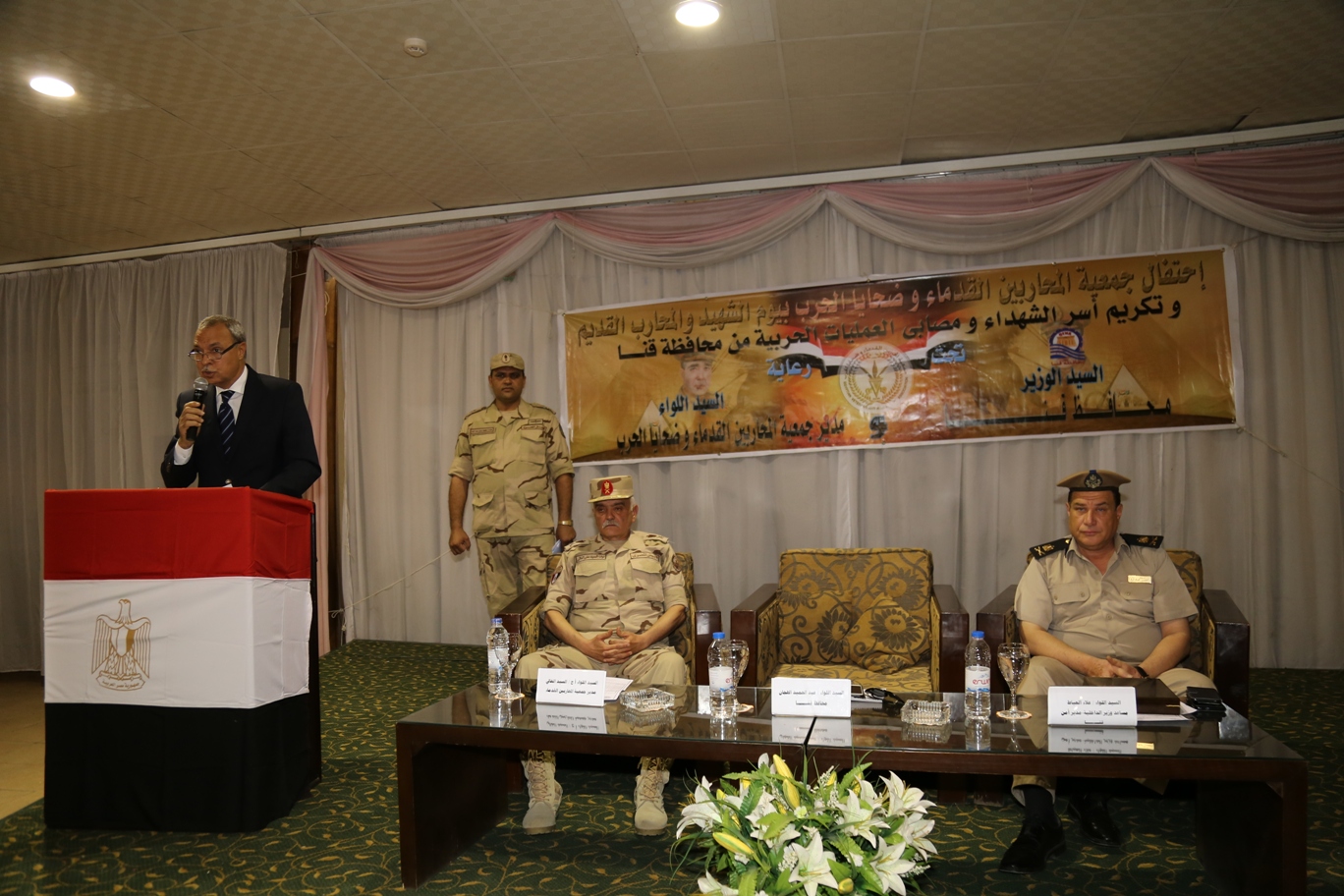 محافظ قنا ومدير جمعية المحاربين خلال حفل التكريم (3)
