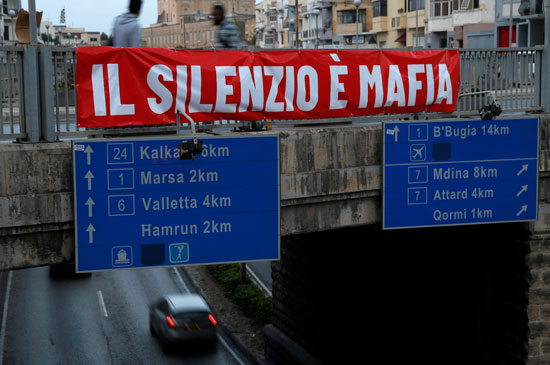 لافتة فى مالطا تتهم الحكومة فى اغتيال صحفية العام الماضى