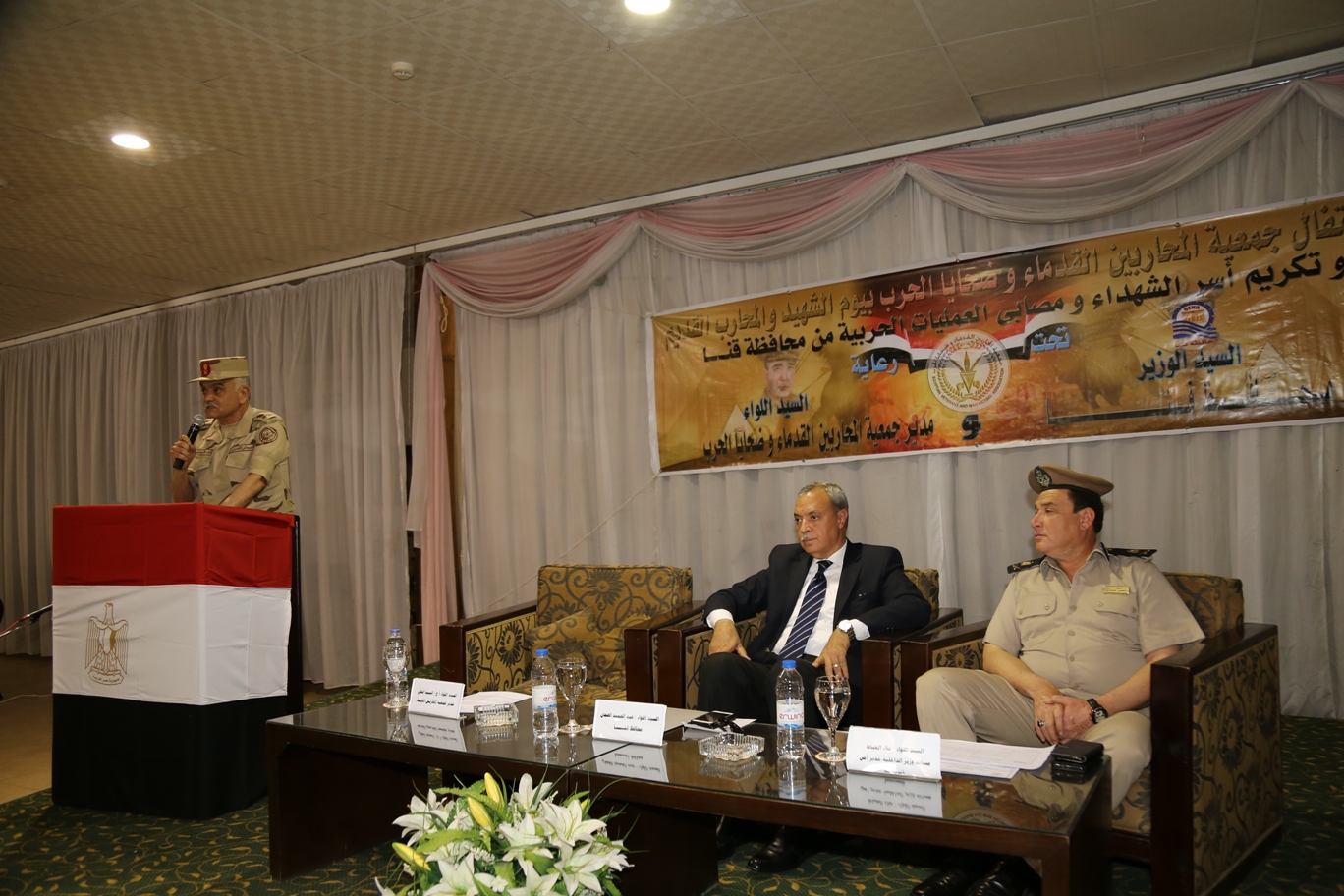 محافظ قنا ومدير جمعية المحاربين خلال حفل التكريم (1)