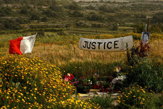لافتة تطالب بالعدالة فى قضية اغتيال صحفية بمالطا