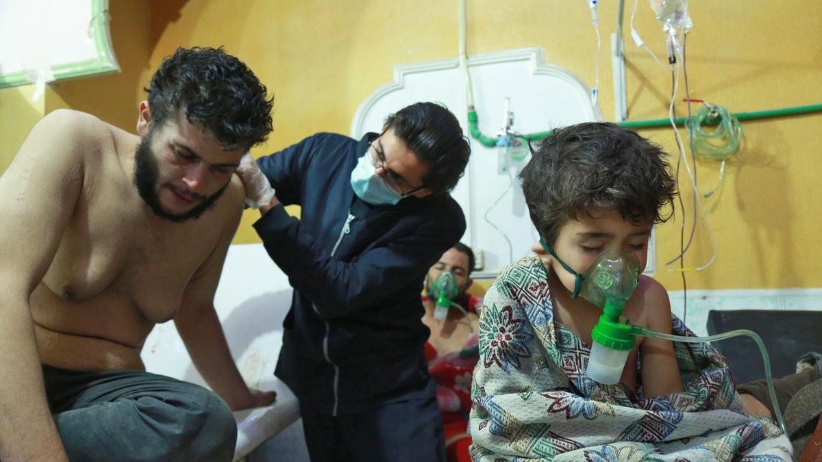 اشخاص سوريين يتلقون العلاج مما قيل انه هجوم بالكيماوى