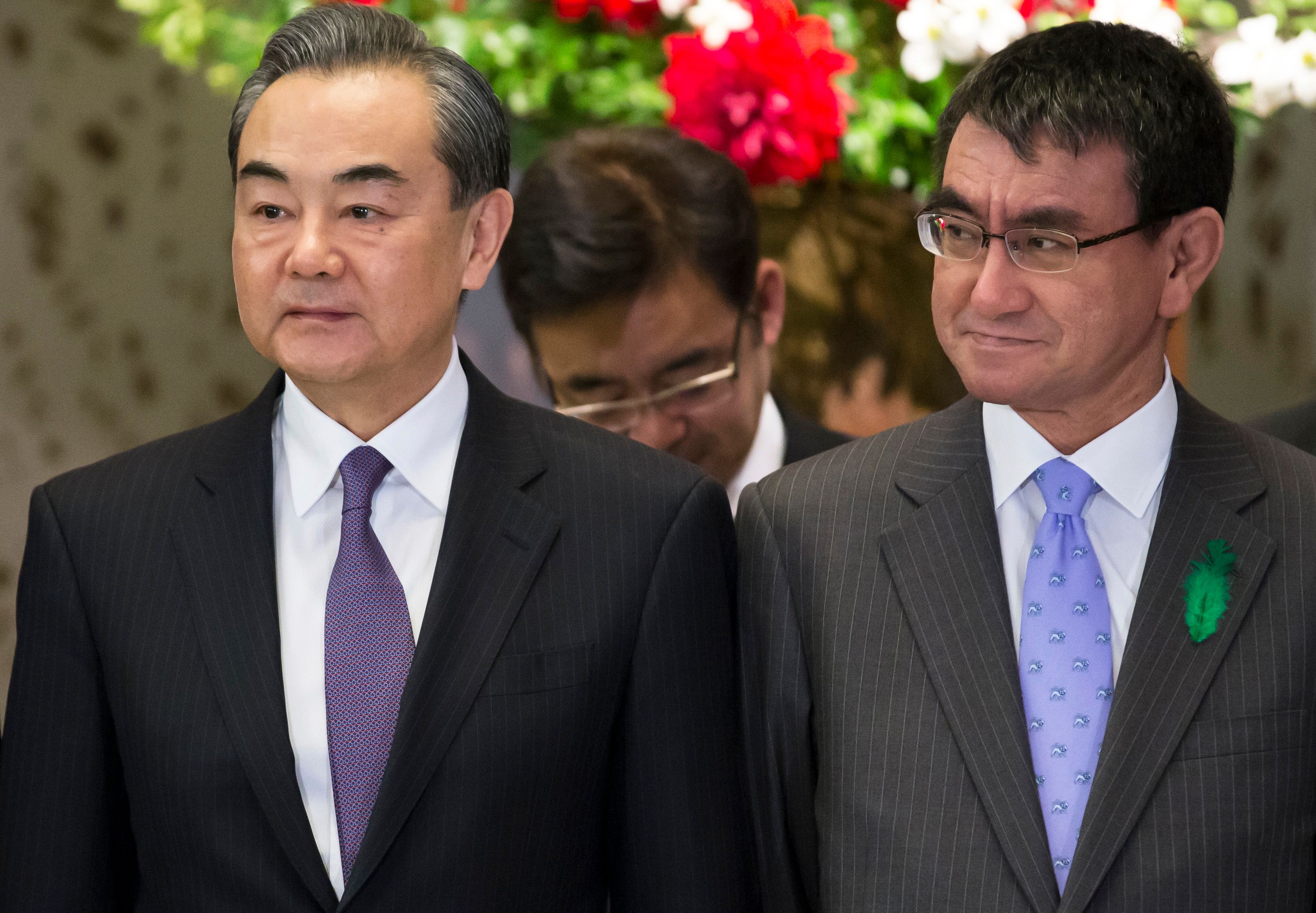 وزير الخارجية الصيني ونظيره الياباني