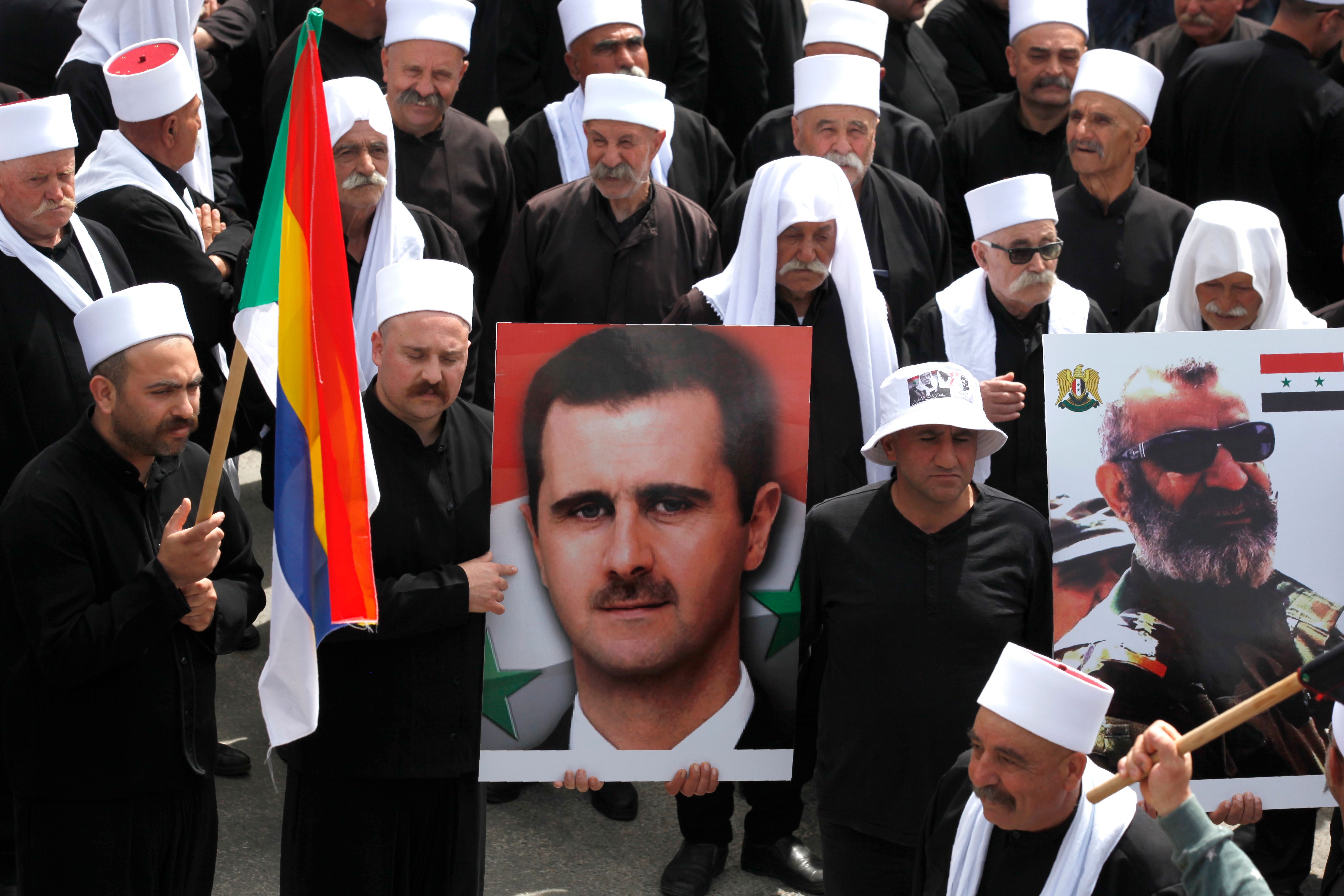  رفع صور بشار الأسد خلال المظاهرة 