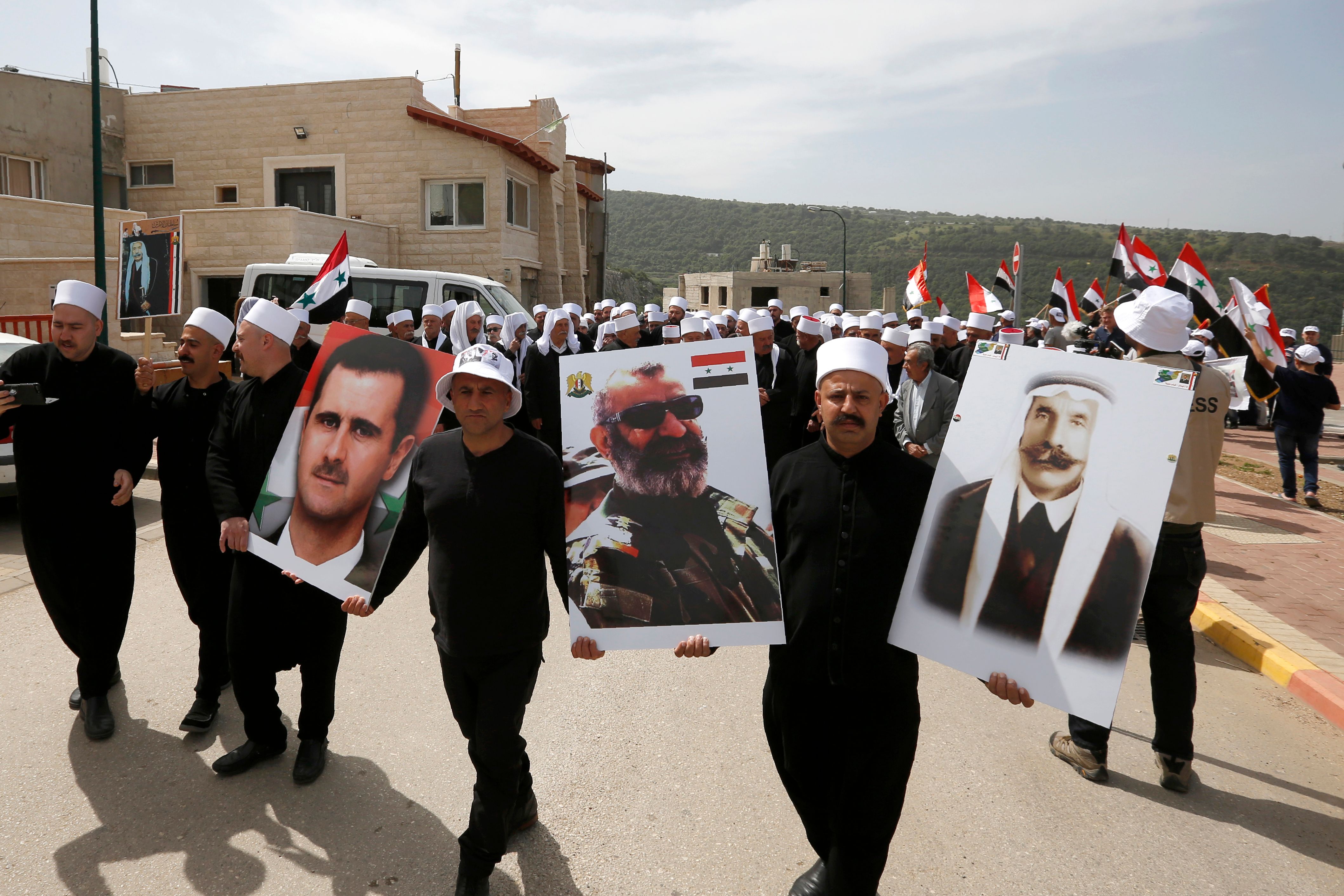  رفع صور بشار والأعلام السورية 