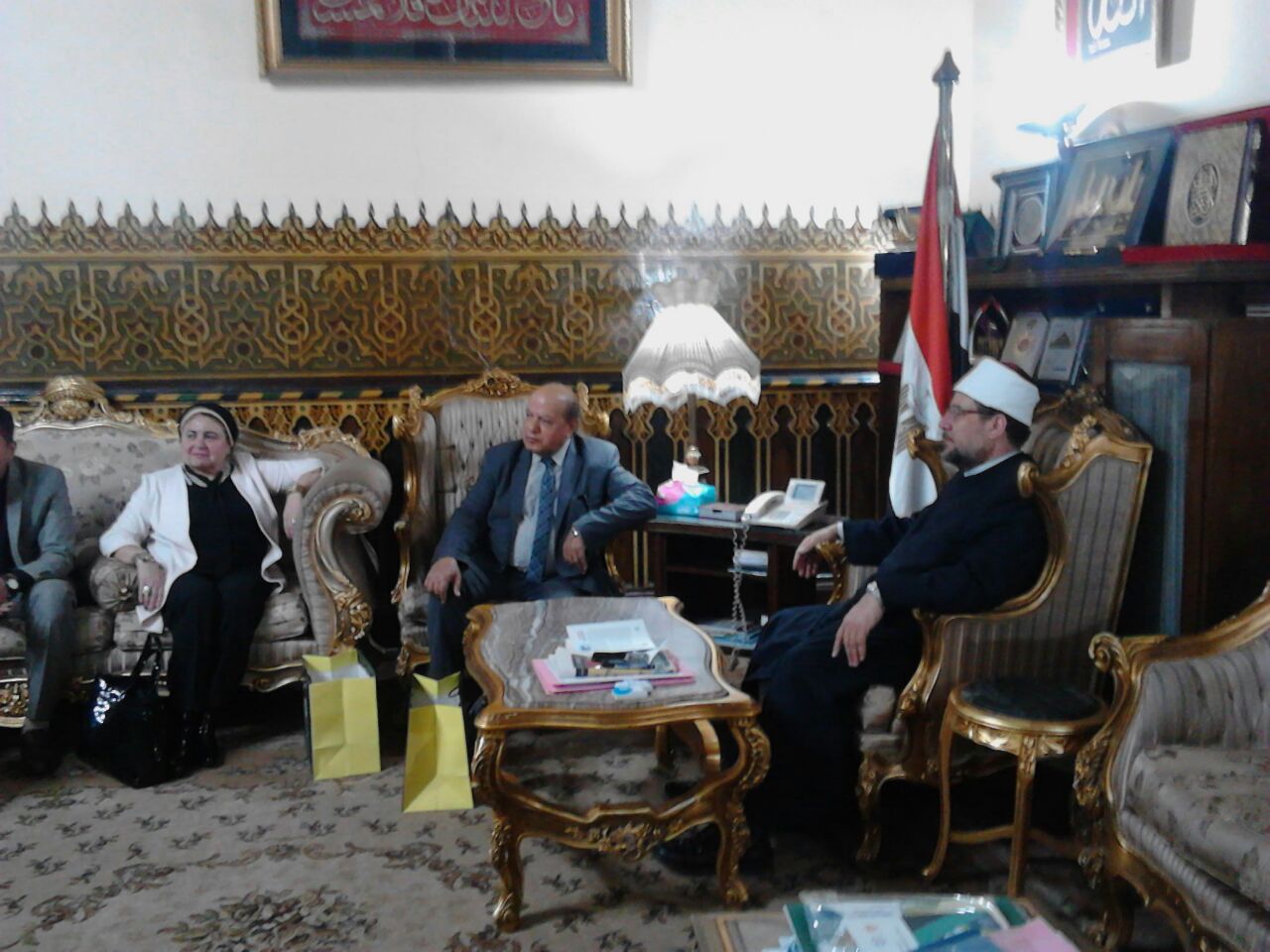 وزير الأوقاف مع باحث ماجستير الدكتوراه (1)