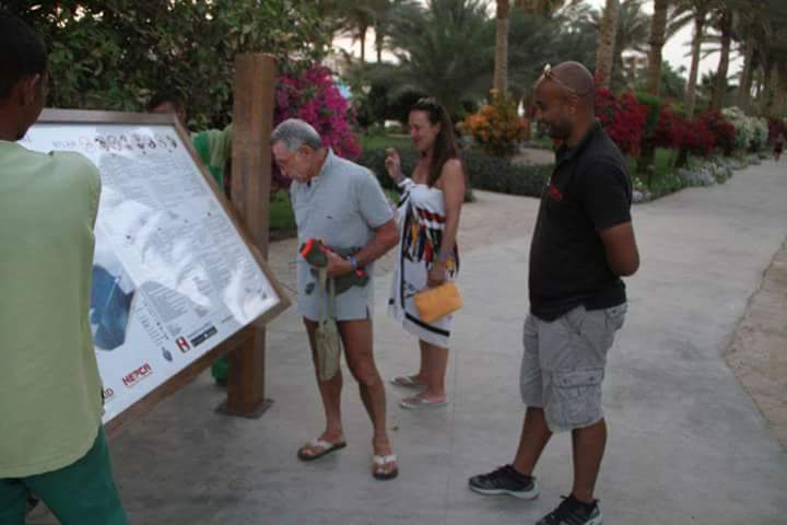  جانب من السياح خلال قراءة اللافتات