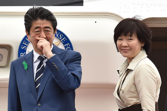 رئيس وزراء اليابان وزوجته 