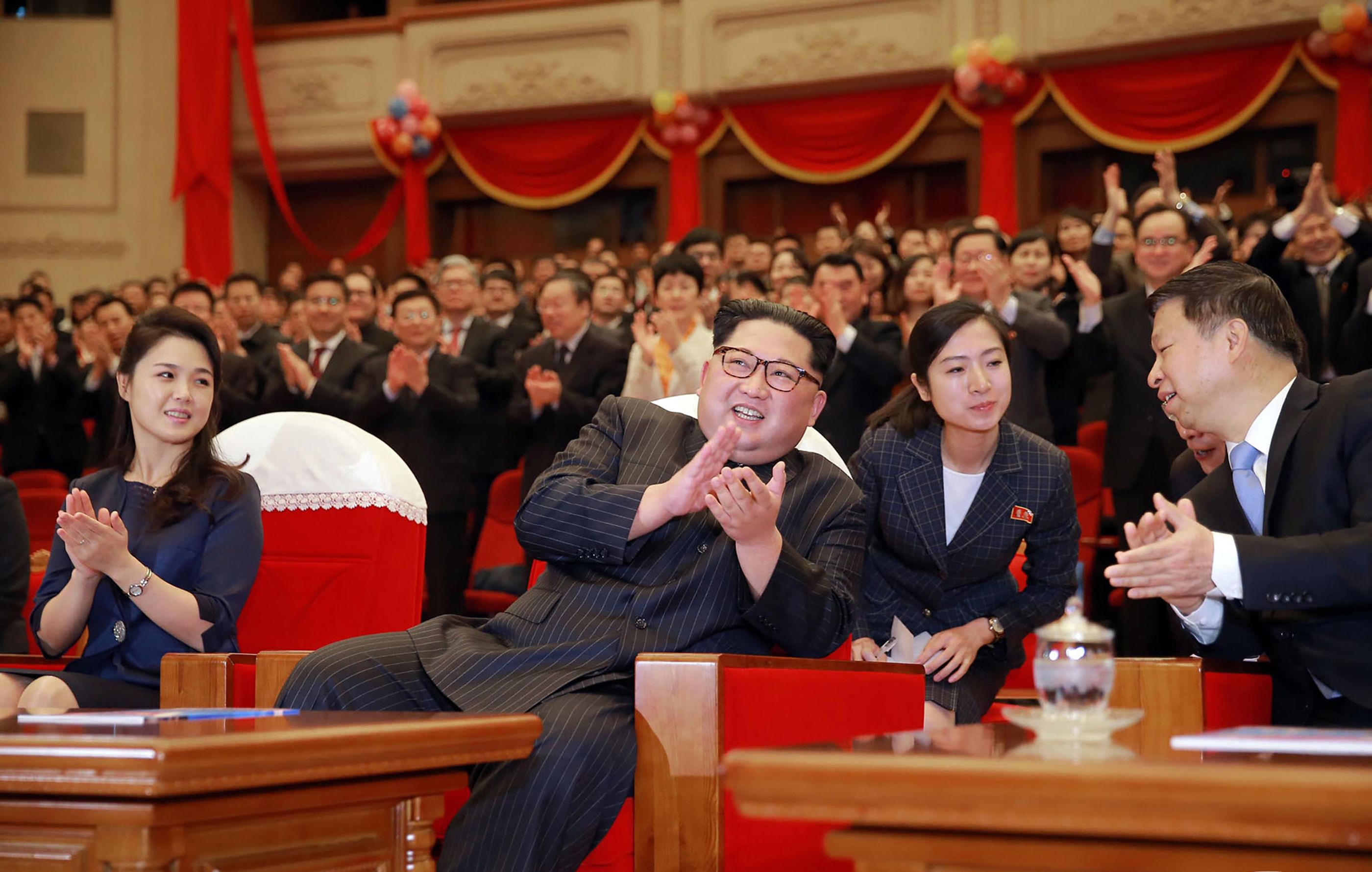 زعيم كوريا الشمالية مع أحد المسئولين الصينيين