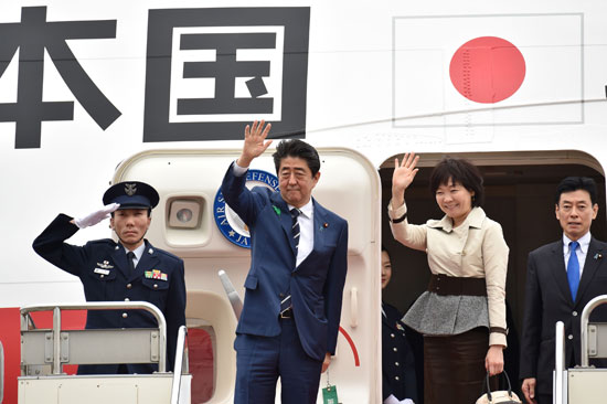 مغادرة رئيس وزراء اليابان 