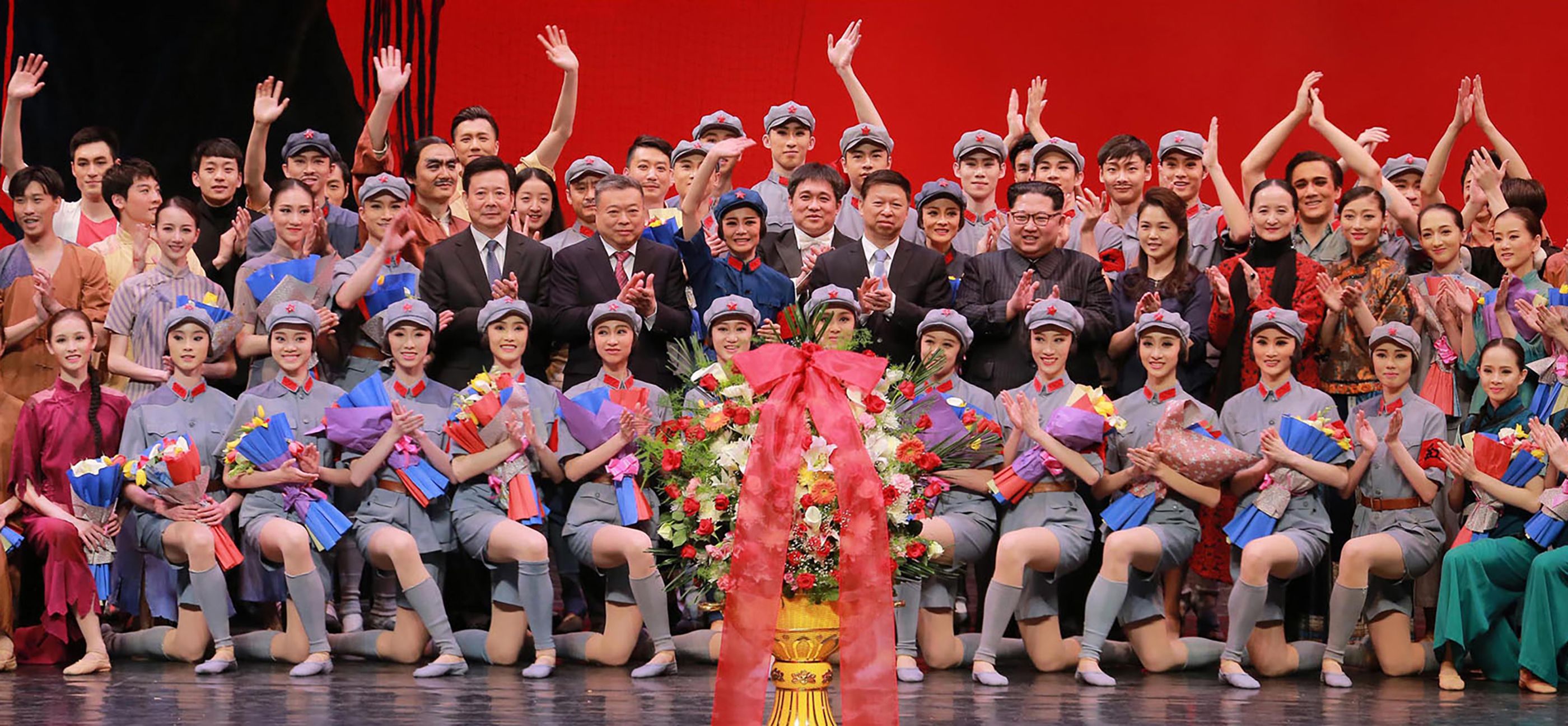 زعيم كوريا الشمالية وزوجته يحضران حفلا استعراضيا لفرقة صينية
