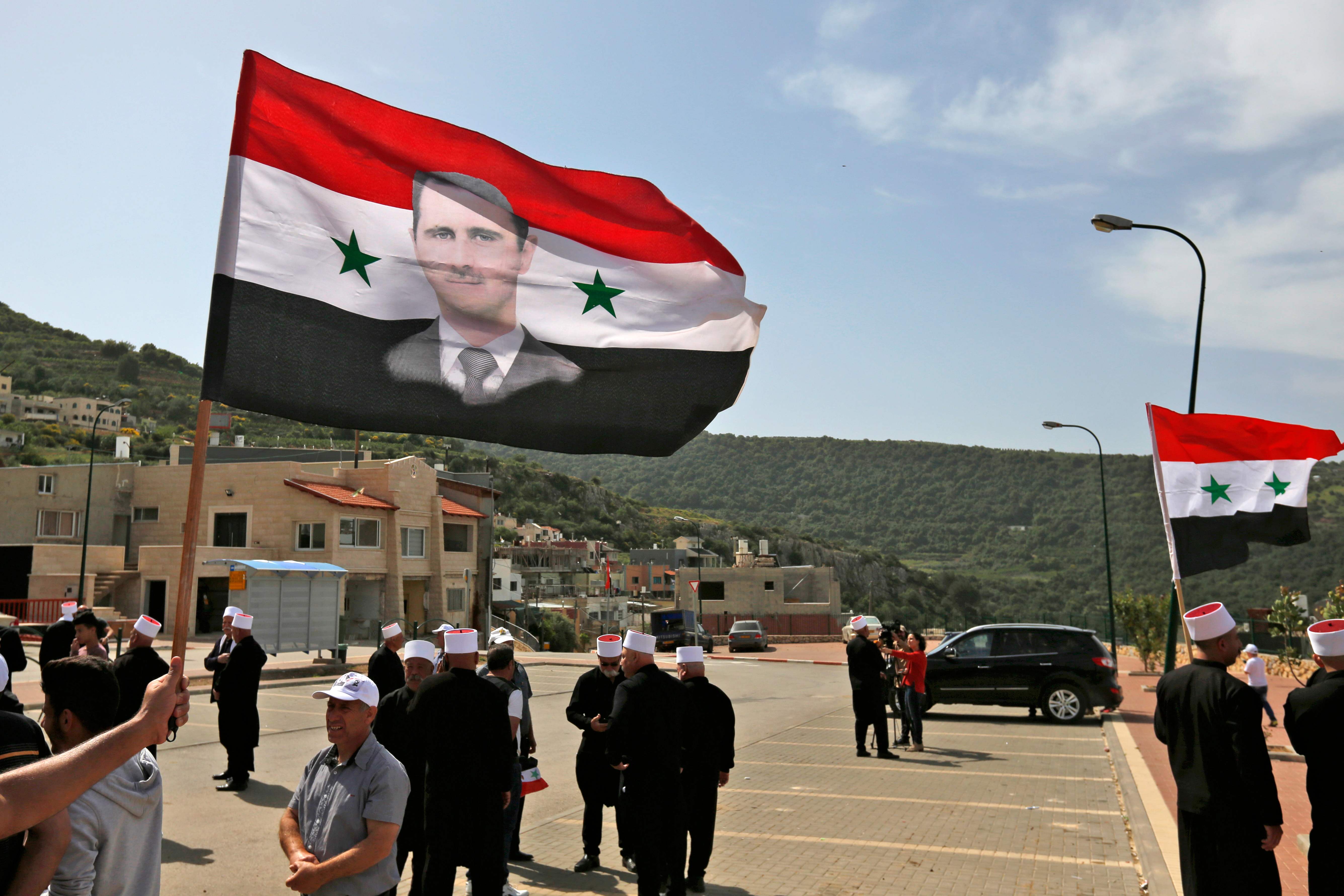  الأعلام السورية مع المتظاهرين 