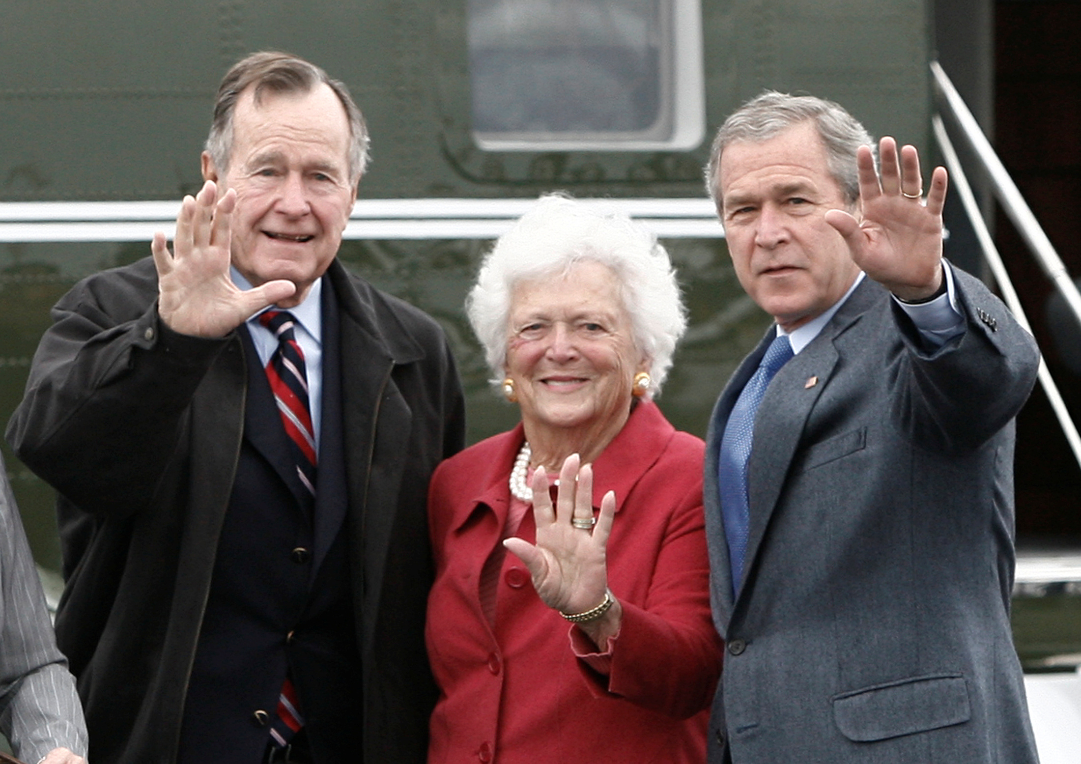 Жена джорджа буша старшего. Джордж Буш старший. Джордж Буш старший и младший. Буш старший и Буш младший. Джордж Буш старший с женой.
