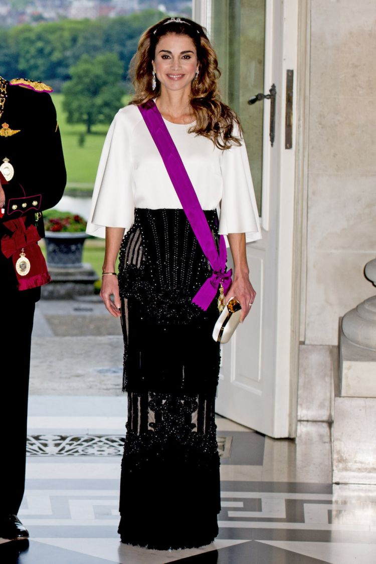 ترتدي الملكة رانيا تنورة منمّعة باللون الأسود من لدى Balmain ترحب بالملكة ماتيلد