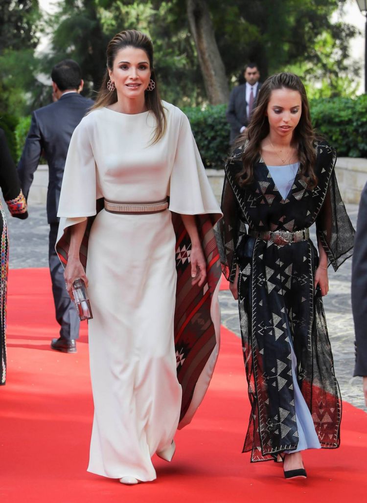 الملكة رانيا ترتدي مجوهرات رالف مصري وقلادة أفشار