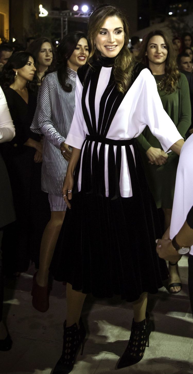 الملكة رانيا ترتدي فالنتينو في النسخة الثانية من أسبوع عمان للتصميم