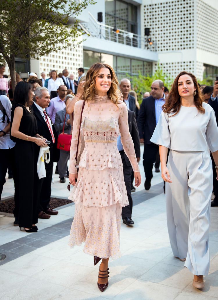 الملكة رانيا ترتدي ثوب فالنتينو إلى افتتاح أسبوع التصميم في عمان