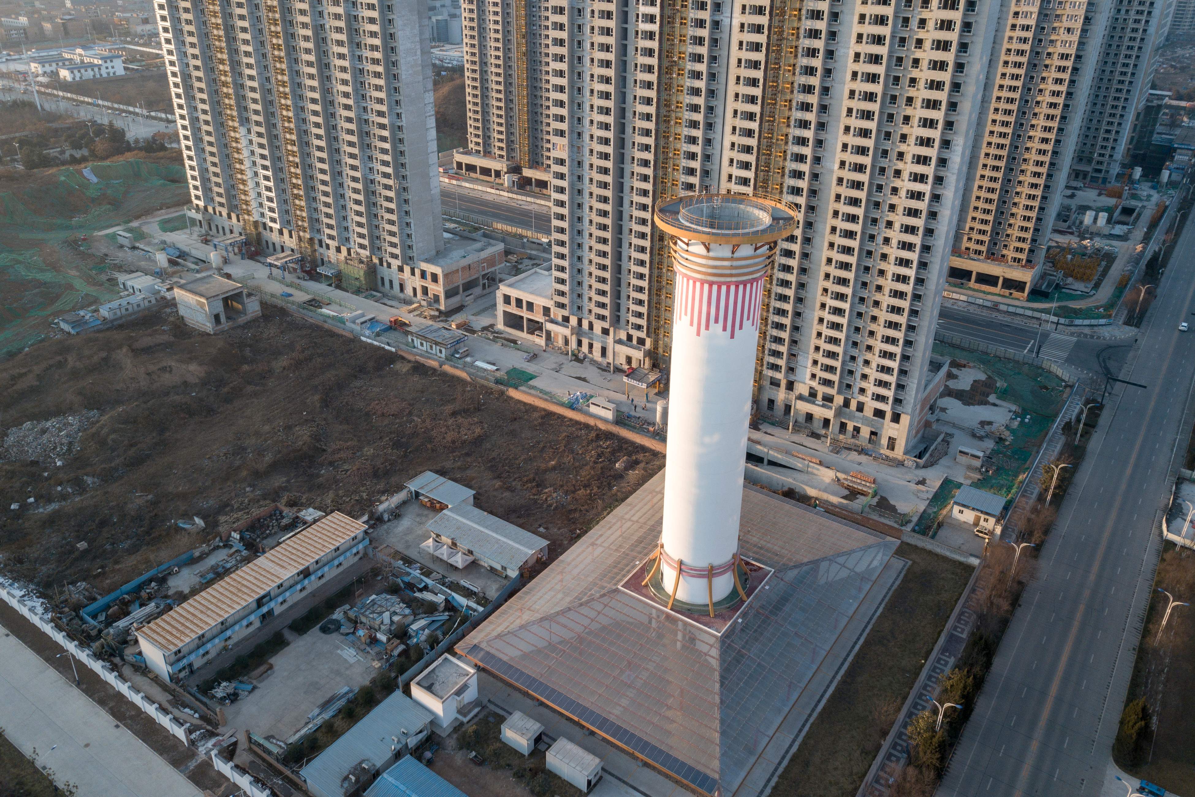 أحد أبراج تنقية الهواء من الضباب الدخانى فى الصين