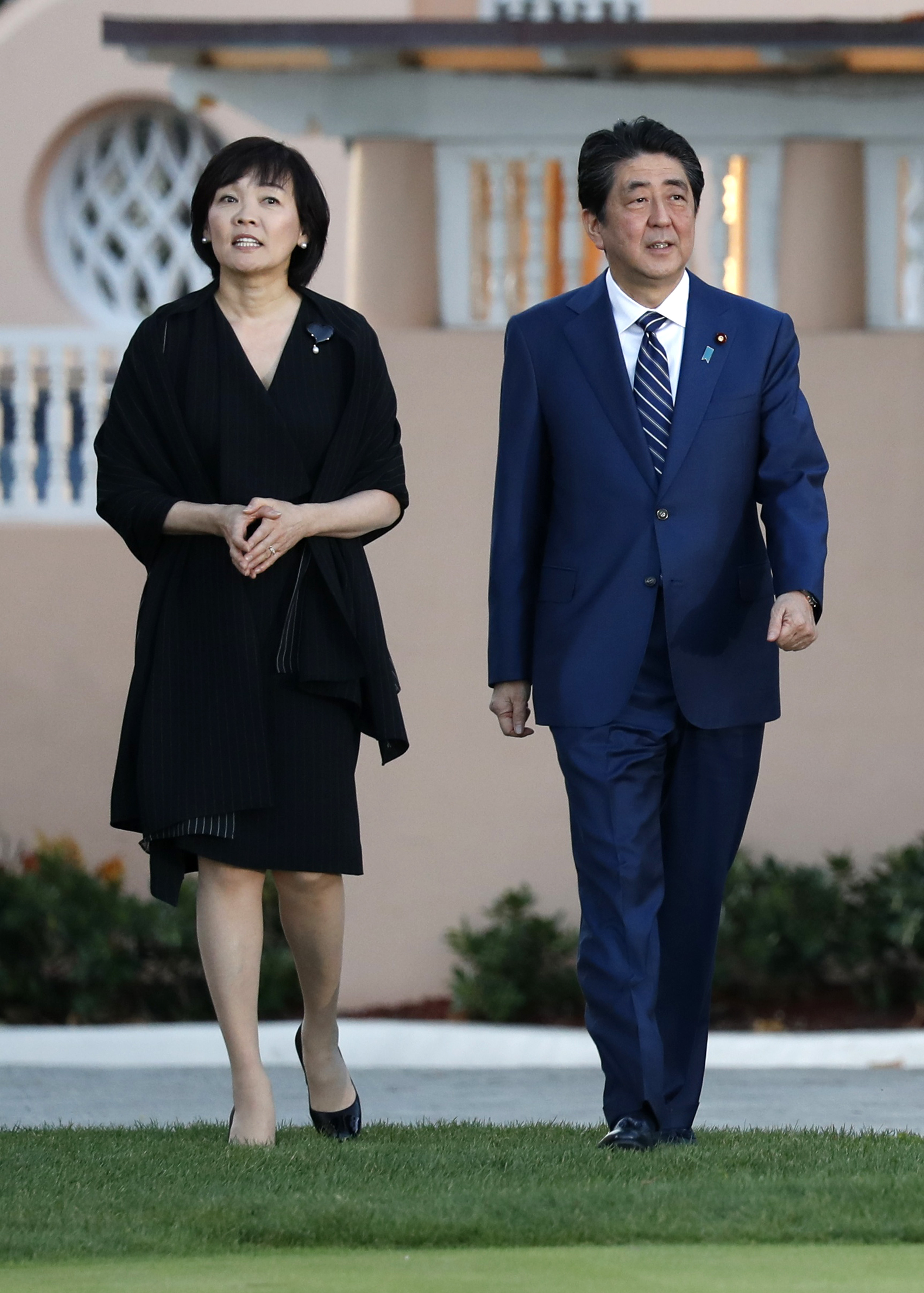 رئيس الوزراء الياباني شينزو آبي وزوجته أكي