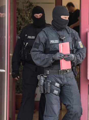 شرطى ألمانى يحمل ملفات مهربين البشر