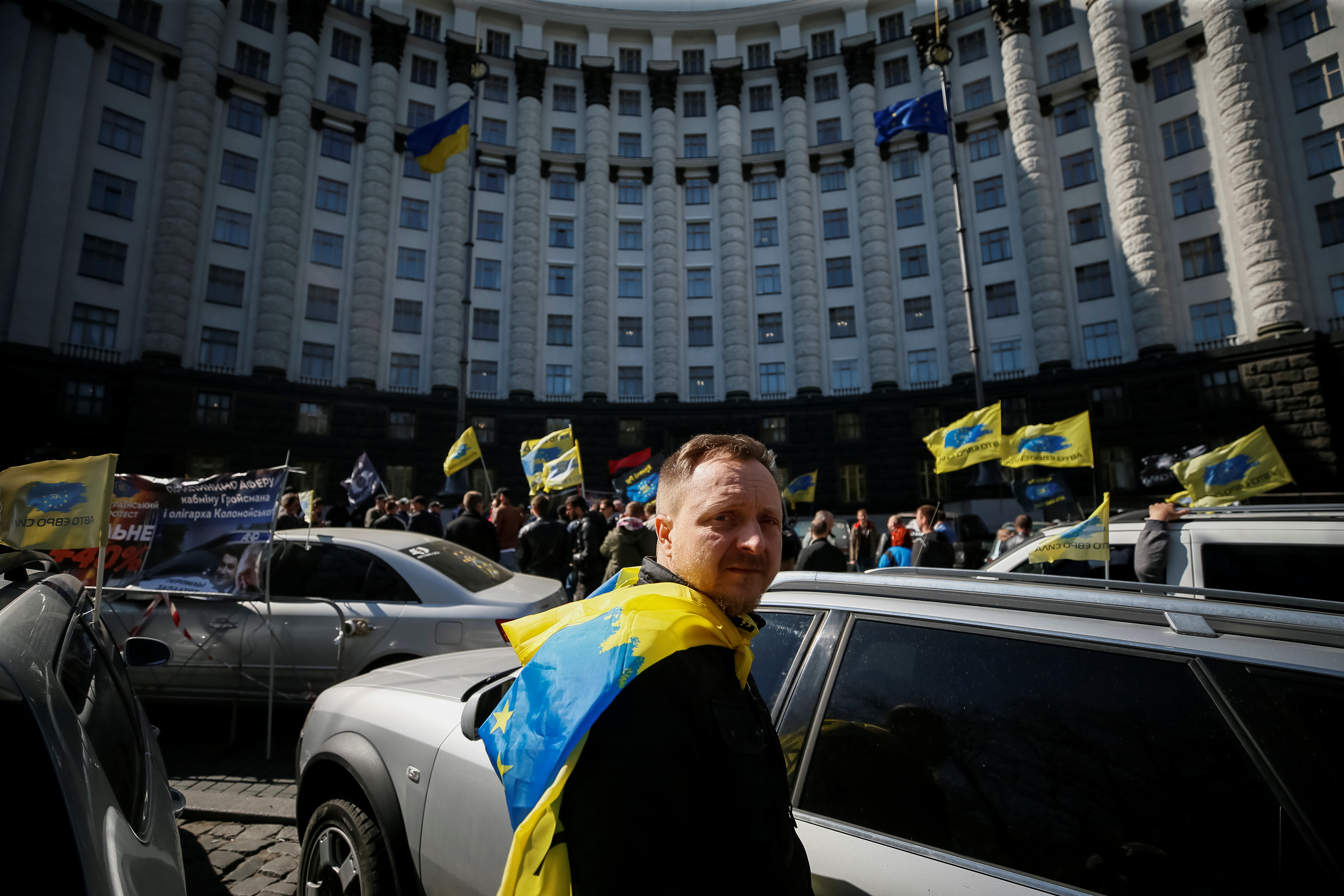 متظاهرون أمام مجلس الوزراء فى كييف