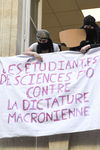 طلاب فرنسيين يعلقون لافتات معارضة لإيمانويل ماكرون