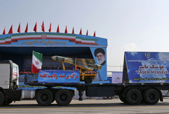 إيران تستعرض أسلحتها خلال احتفالات اليوم الوطنى للجيش