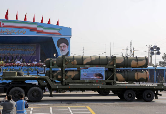 عرض منظومة دفاع إيرانية خلال احتفالات الجيش