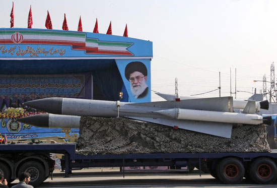 عرض للصواريخ الإيرانية خلال احتفالات اليوم الوطنى للجيش