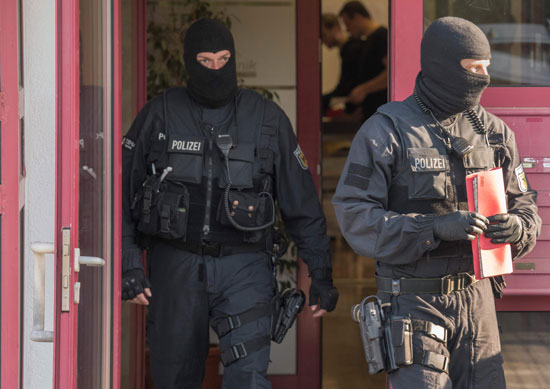الشرطة الألمانية تداهم أوكار تهريب البشر