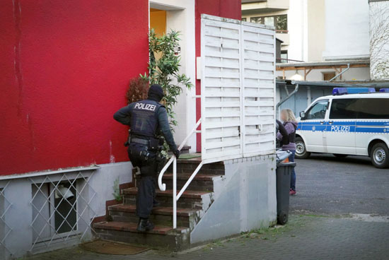 شرطى ألمانى يداهم أحد بيوت الدعارة