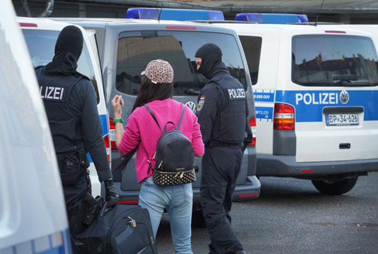 الشرطة الألمانية تضبط فتاة فى أحد بيوت الدعارة 