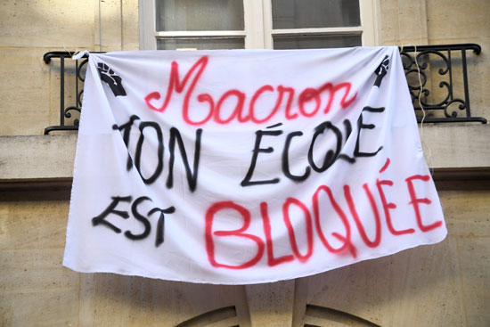 لافتة رافضة للاصلاحات التعليمية للرئيس الفرنسى ماكرون