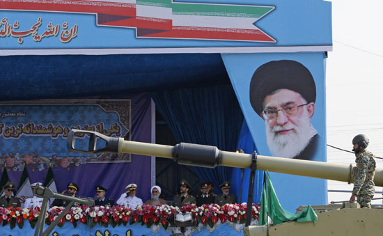 صورة المرشد الإيرانى على المنصة خلال احتفالات الجيش