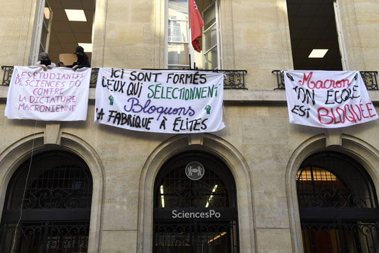 اعتصام طلابى فى جامعة فرنسية تخرج منها إيمانويل ماكرون