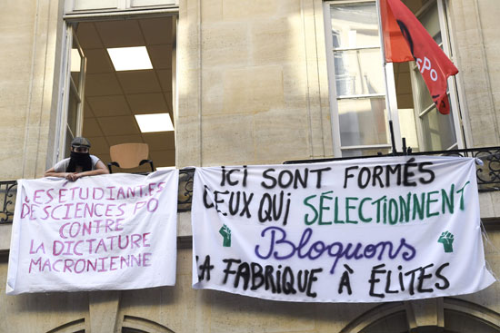 لافتات طلابية ترفض ديكتاتورية إيمانويل ماكرون