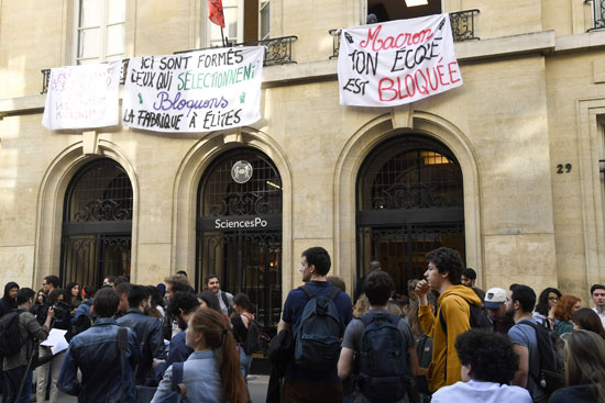 طلاب فرنسيين يحتشدون فى ساحة جامعتهم بباريس