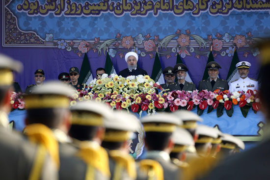 روحانى وقادة الجيش الإيرانى على المنصة خلال الاحتفالات