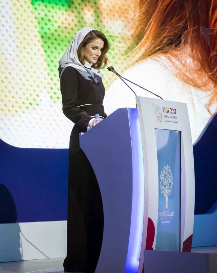 الملكة رانيا ترتدي Bouguessa في منتدى Misk العالمي في الرياض