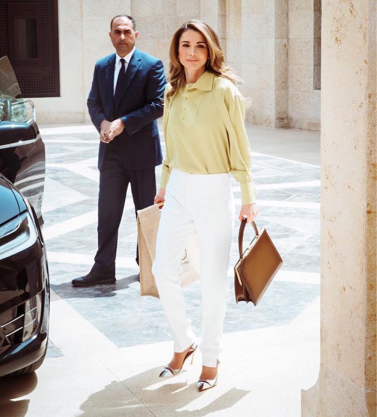 الملكة رانيا تحمل حقيبة سيلين أثناء حضور أسبوع عمان للتصميم