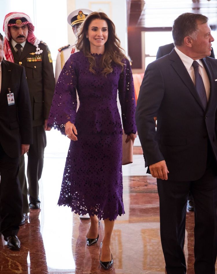 الملكة رانيا ترتدي بامبا